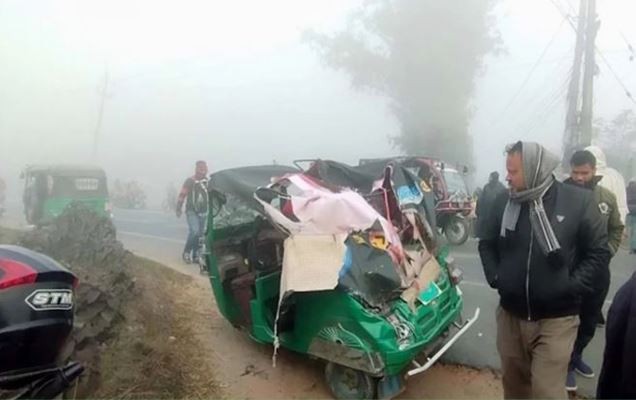 ঘন কুয়াশায় সড়ক দুর্ঘটনায় দুইজনের মৃত্যু